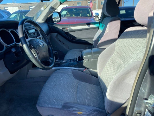 Toyota 4Runner Vehicle Full-screen Gallery Image 08