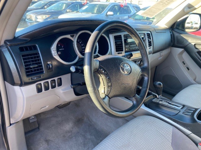 Toyota 4Runner Vehicle Full-screen Gallery Image 09