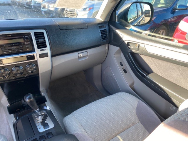 Toyota 4Runner Vehicle Full-screen Gallery Image 10