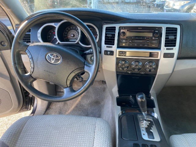 Toyota 4Runner Vehicle Full-screen Gallery Image 11