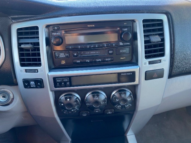 Toyota 4Runner Vehicle Full-screen Gallery Image 12