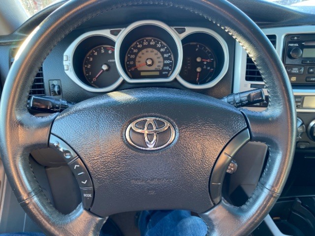 Toyota 4Runner Vehicle Full-screen Gallery Image 13