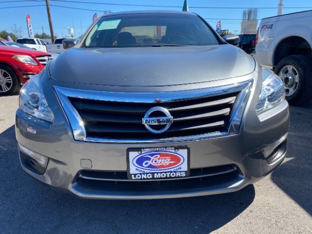 Nissan Altima Vehicle Full-screen Gallery Image 02