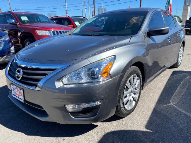 Nissan Altima Vehicle Full-screen Gallery Image 03