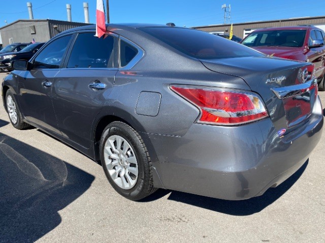 Nissan Altima Vehicle Full-screen Gallery Image 04