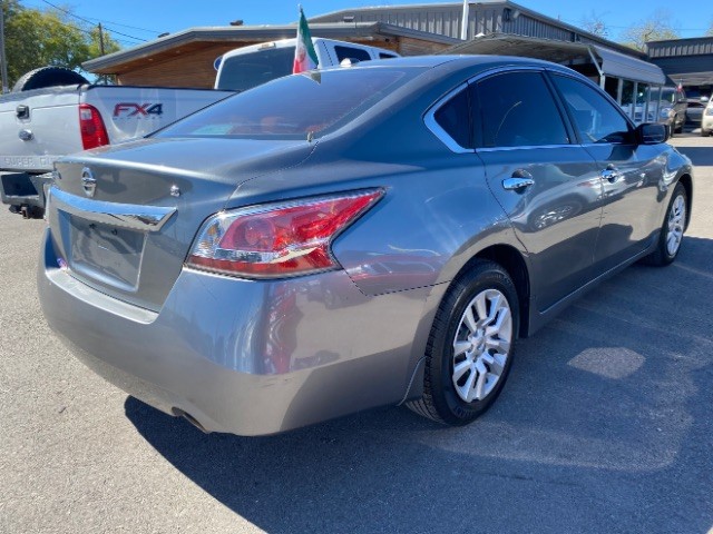 Nissan Altima Vehicle Full-screen Gallery Image 05