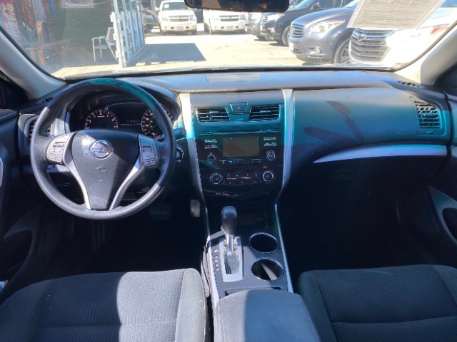 Nissan Altima Vehicle Full-screen Gallery Image 06