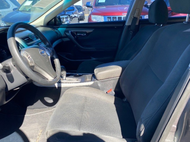 Nissan Altima Vehicle Full-screen Gallery Image 08