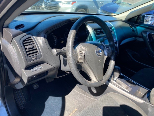 Nissan Altima Vehicle Full-screen Gallery Image 09