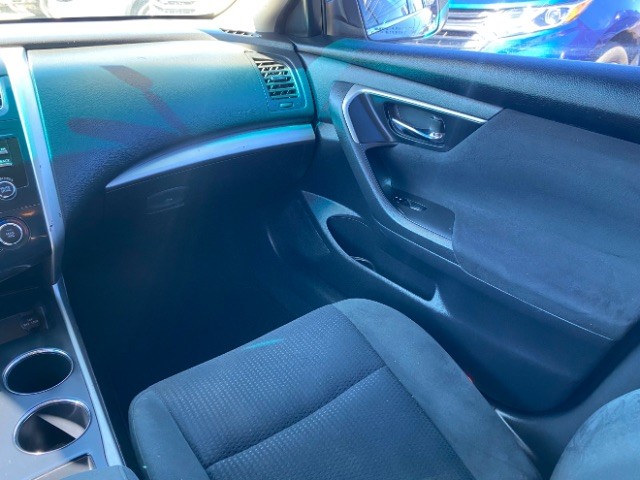 Nissan Altima Vehicle Full-screen Gallery Image 10