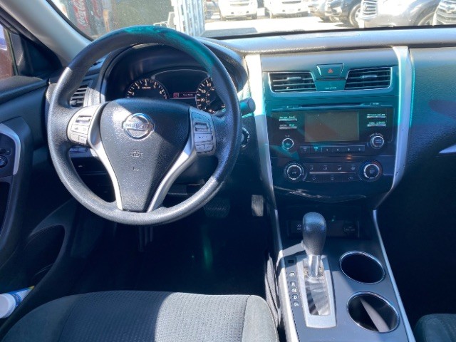 Nissan Altima Vehicle Full-screen Gallery Image 11