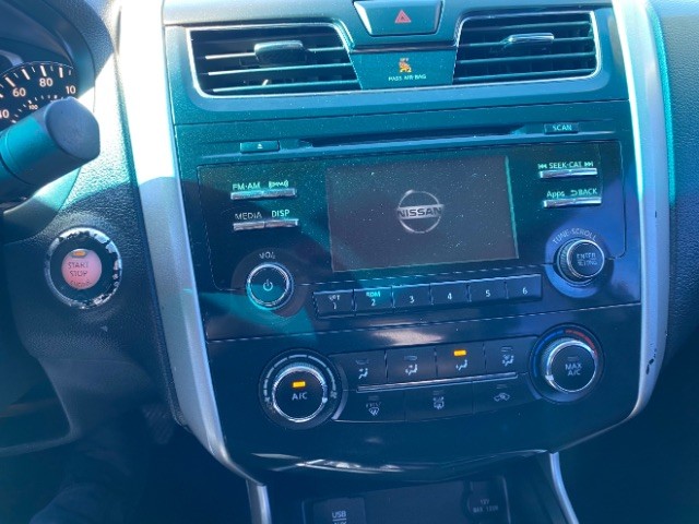 Nissan Altima Vehicle Full-screen Gallery Image 12