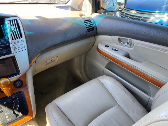 Lexus RX 330 Vehicle Full-screen Gallery Image 10