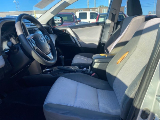 Toyota RAV4 Vehicle Full-screen Gallery Image 08