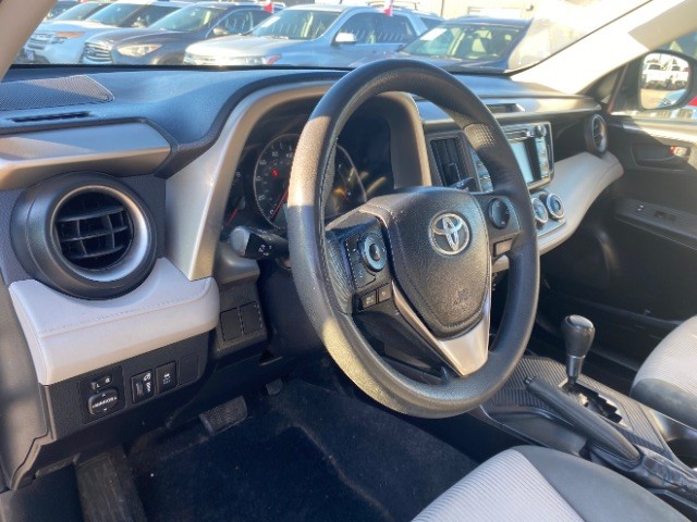 Toyota RAV4 Vehicle Full-screen Gallery Image 09