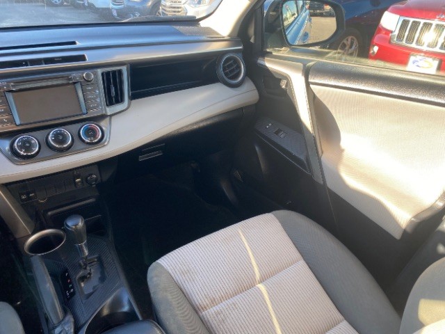 Toyota RAV4 Vehicle Full-screen Gallery Image 10