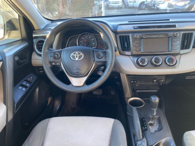 Toyota RAV4 Vehicle Full-screen Gallery Image 11