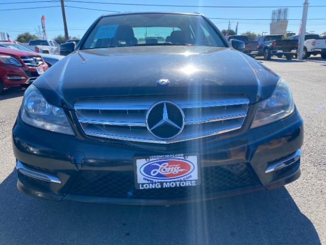 Mercedes-Benz C-Class Vehicle Full-screen Gallery Image 02