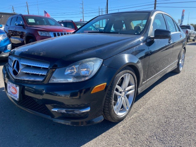 Mercedes-Benz C-Class Vehicle Full-screen Gallery Image 03