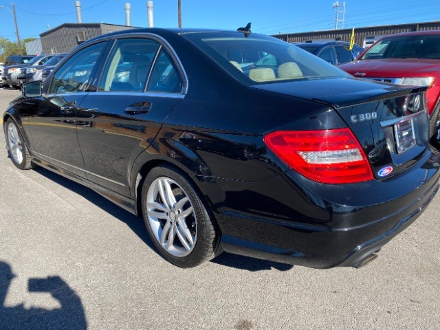 Mercedes-Benz C-Class Vehicle Full-screen Gallery Image 04