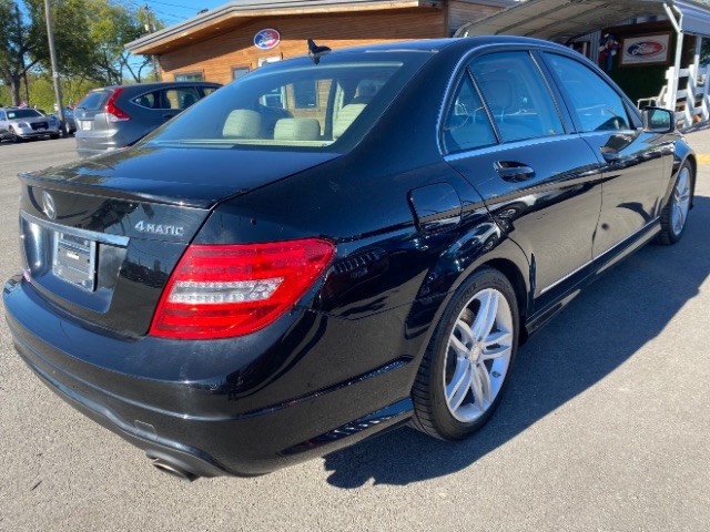 Mercedes-Benz C-Class Vehicle Full-screen Gallery Image 05