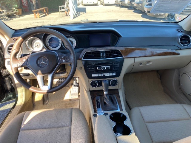 Mercedes-Benz C-Class Vehicle Full-screen Gallery Image 06