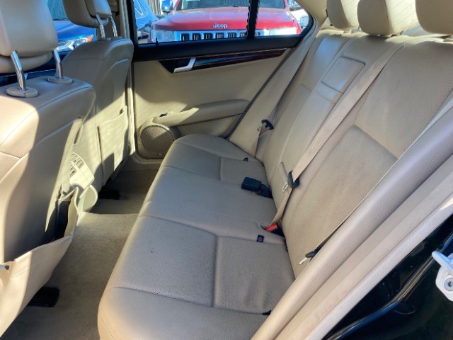 Mercedes-Benz C-Class Vehicle Full-screen Gallery Image 07