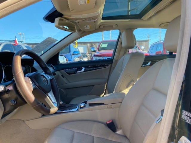 Mercedes-Benz C-Class Vehicle Full-screen Gallery Image 08