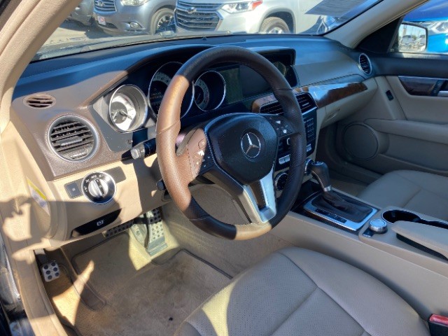 Mercedes-Benz C-Class Vehicle Full-screen Gallery Image 09