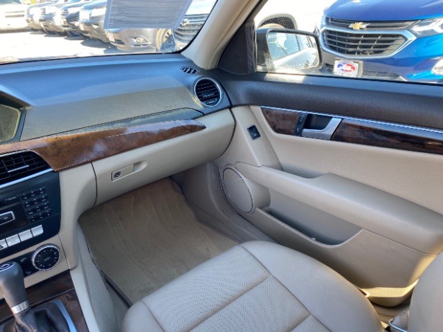 Mercedes-Benz C-Class Vehicle Full-screen Gallery Image 10