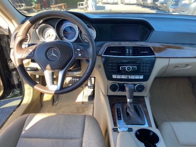 Mercedes-Benz C-Class Vehicle Full-screen Gallery Image 11