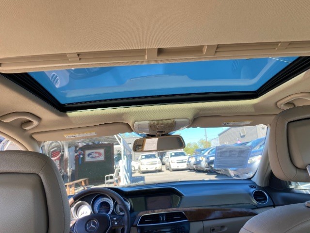 Mercedes-Benz C-Class Vehicle Full-screen Gallery Image 12