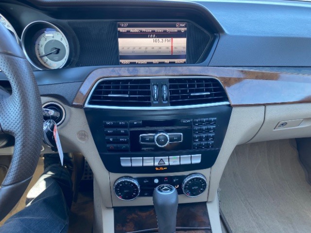 Mercedes-Benz C-Class Vehicle Full-screen Gallery Image 13