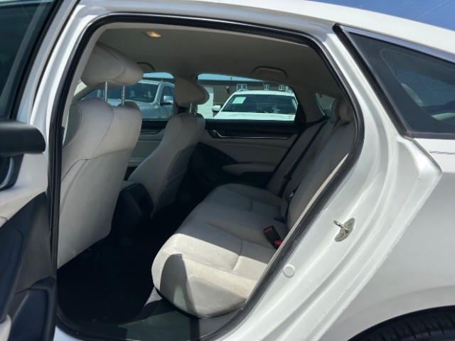 Honda Accord Sedan Vehicle Full-screen Gallery Image 11