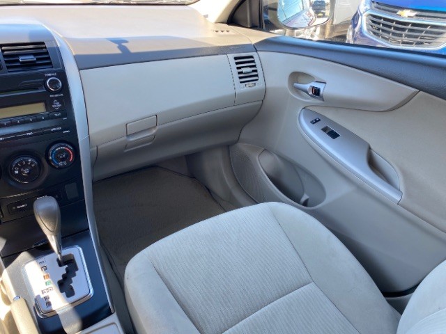 Toyota Corolla Vehicle Full-screen Gallery Image 10