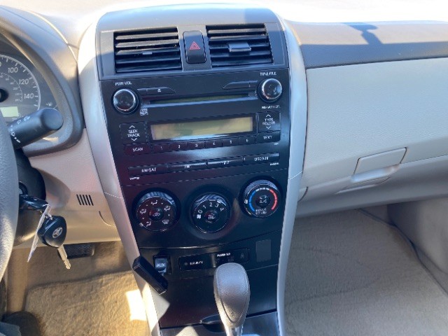 Toyota Corolla Vehicle Full-screen Gallery Image 12