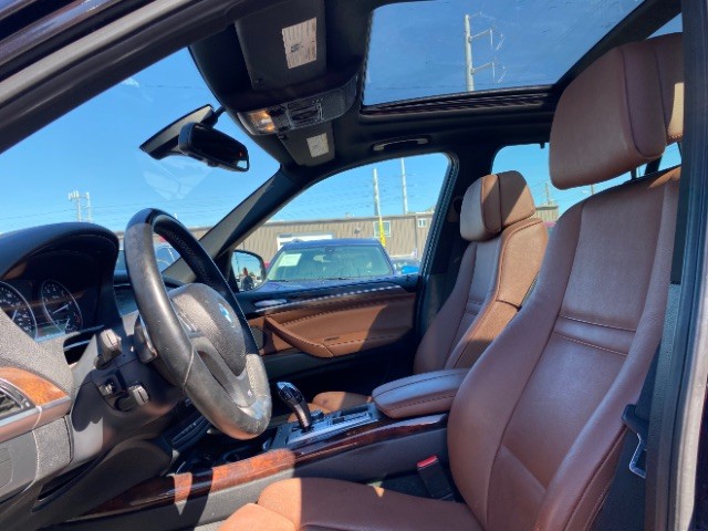 BMW X5 Vehicle Full-screen Gallery Image 09