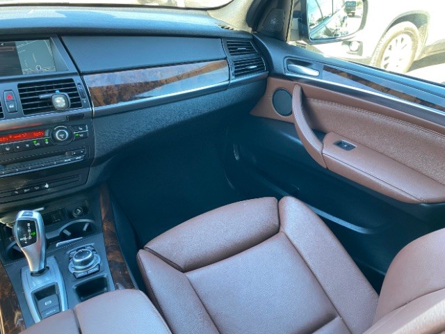 BMW X5 Vehicle Full-screen Gallery Image 10