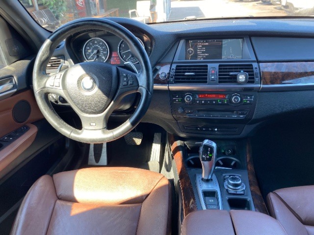 BMW X5 Vehicle Full-screen Gallery Image 11