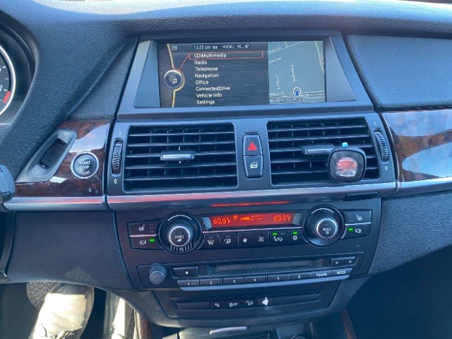 BMW X5 Vehicle Full-screen Gallery Image 13