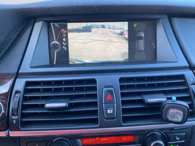 BMW X5 Vehicle Full-screen Gallery Image 14