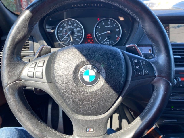 BMW X5 Vehicle Full-screen Gallery Image 16