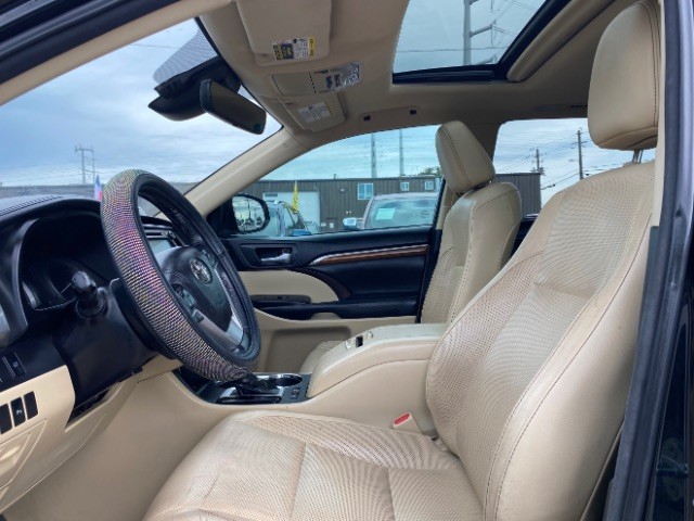 Toyota Highlander Hybrid Vehicle Full-screen Gallery Image 09