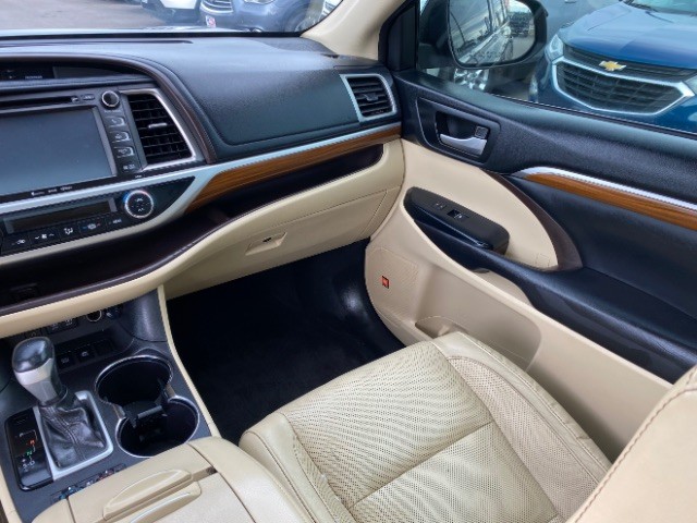 Toyota Highlander Hybrid Vehicle Full-screen Gallery Image 11