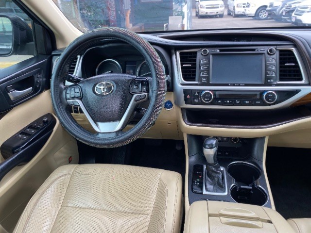 Toyota Highlander Hybrid Vehicle Full-screen Gallery Image 12