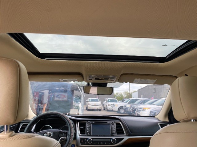 Toyota Highlander Hybrid Vehicle Full-screen Gallery Image 13