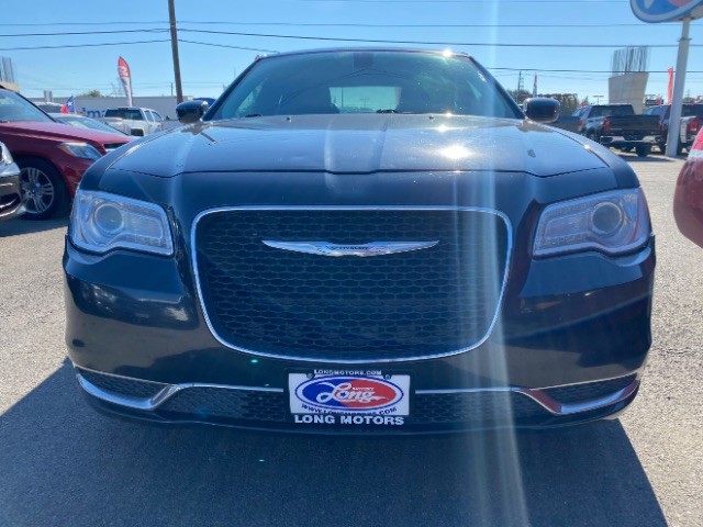 Chrysler 300 Vehicle Full-screen Gallery Image 02