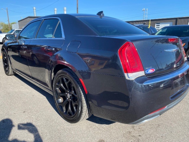 Chrysler 300 Vehicle Full-screen Gallery Image 04