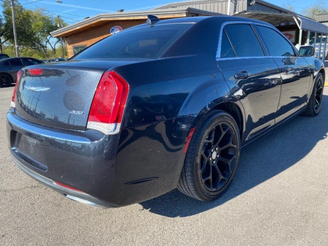 Chrysler 300 Vehicle Full-screen Gallery Image 05