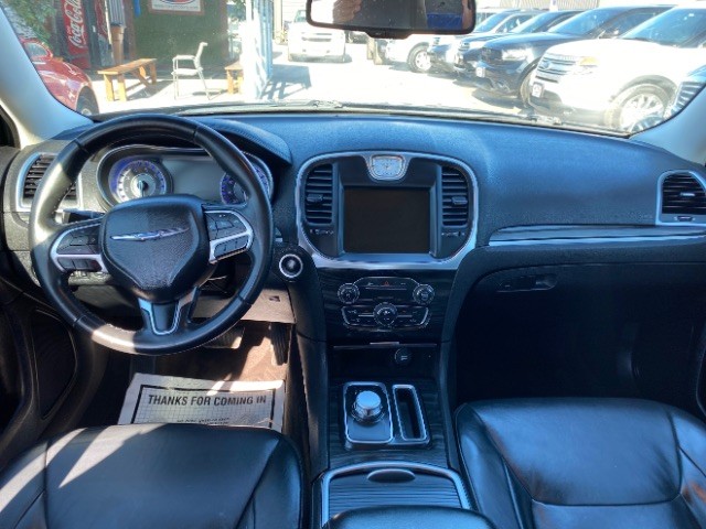 Chrysler 300 Vehicle Full-screen Gallery Image 06